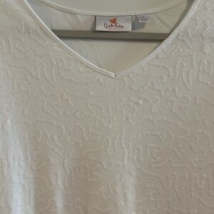 Quacker Factory White Sequined V-Neck Top. Excellent condition 1X